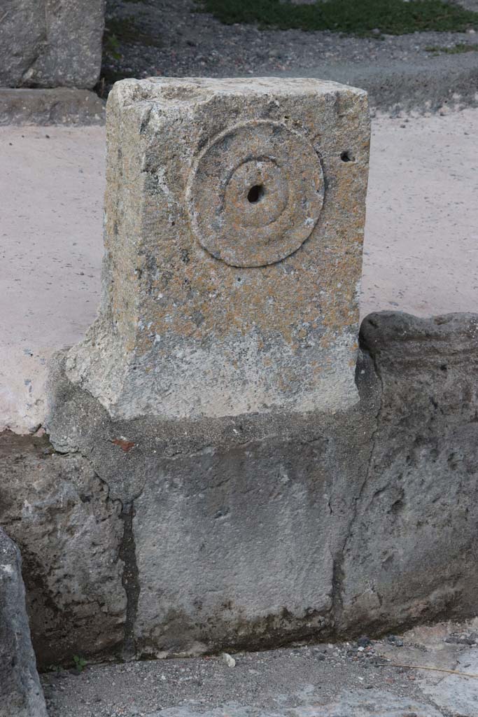 V.1.3 Pompeii. September 2017. Looking north at fountain between V.1.3 and V.1.4. with detail of relief of “patera” or plate.
Photo courtesy of Klaus Heese.