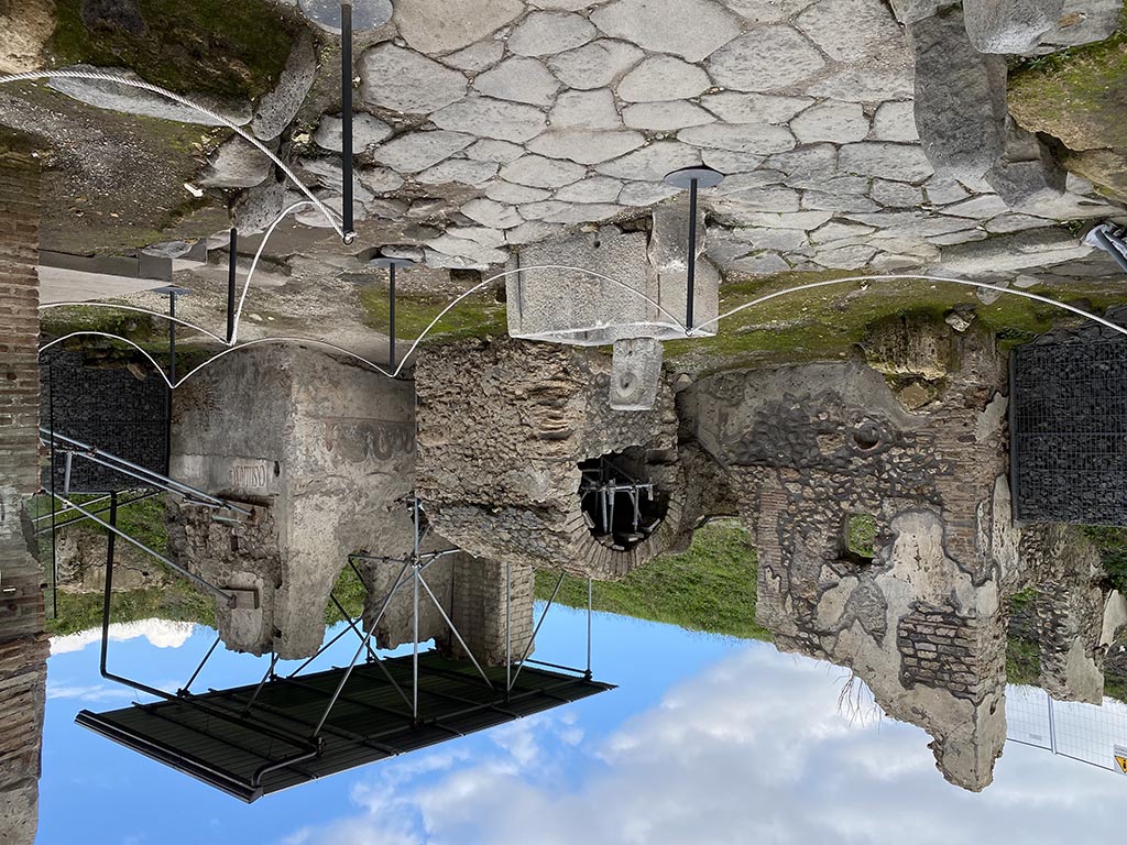 Pompeii Fountain at V.8, on north-east side of junction. November 2021. 
Fountain, Well, Water Tower and street shrine, at crossroads of Vicolo delle Nozze d’Argento and Vicolo dei Balconi. 
Photo courtesy of Joonas Vanhala.
