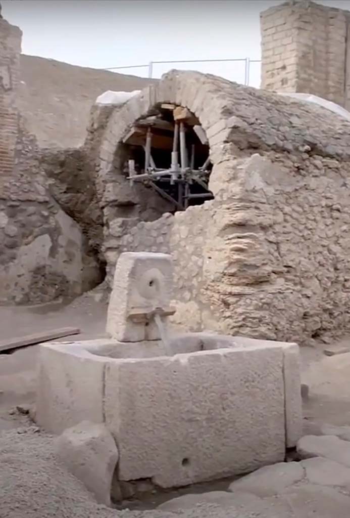 Pompeii Fountain at V.8 during excavation, well/cistern with arched roof and fountain.

Fontana di Pompei a V.8 durante lo scavo, pozzo/cisterna con tetto ad arco e fontana.

Photograph © Parco Archeologico di Pompei.
