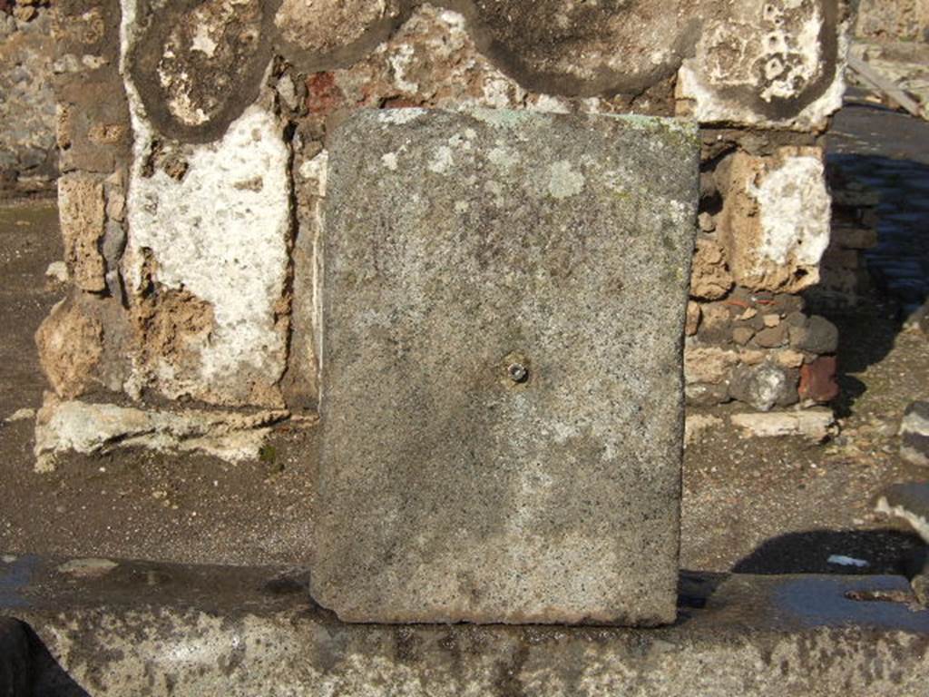Pompeii. Fountain at VI.1.19. December 2005. Fountain feed on pilaster with relief of Silenus as a fountain-god?, no longer visible. See Eschebach, L., 1993. Gebudeverzeichnis und Stadtplan der antiken Stadt Pompeji. Kln: Bhlau. (p.155)

