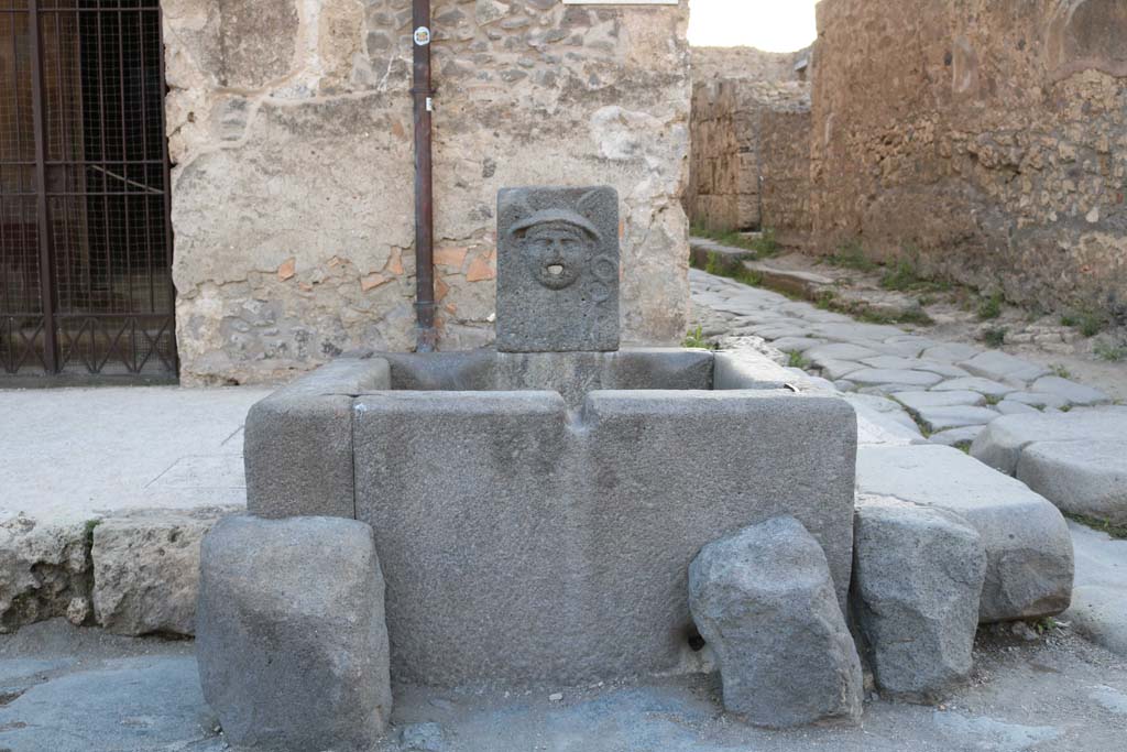 Fountain of Mercury at VI.8.24. December 2018.  
Looking towards fountain on west side of Via di Mercurio. Photo courtesy of Aude Durand. 
