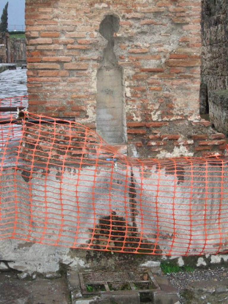 Fountain at base of Arch of Caligula on Via Mercurio at VI.10.10. May 2005.
Nach Hans Eschebach: Die zu beiden Bgen gehrigen Wasserspeier waren in das Ziegelmauerwerk eingelassen und sind verschwunden.

According to Hans Eschebach: The waterspouts belonging to both arches were embedded in the brick masonry and have disappeared.
See Eschebach, H., 1983. Pompeii, Herculaneum, Stabiae; Bollettino dellAssociazione Internazionale Amici di Pompei 1, p. 13 Kat Nr. 15, p. 26-7, fig. 38. 
