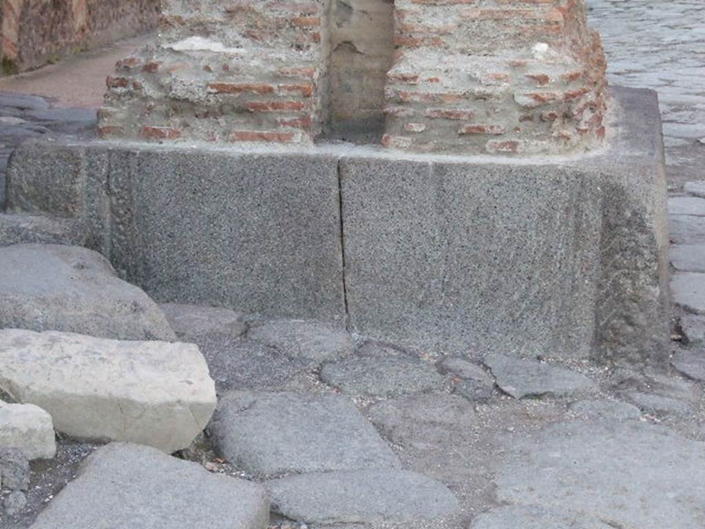 Fountain at base of Arch of Caligula on Via Mercurio at VI.10.10. December 2006. 
The junctions of the original fountain basins can be seen.
Nach Hans Eschebach: Am Bogen des Caligula der ebenfalls in Marmor inkrustiert war, sieht man an der Sdseite die Anstze fr zwei spter entfernte Lavabecken. 

According to Hans Eschebach: At the arch of the Caligula, which was also clad in marble, you can see on the south sides the junctions for two later removed lava corners. 
See Eschebach, H., 1983. Pompeii, Herculaneum, Stabiae; Bollettino dellAssociazione Internazionale Amici di Pompei 1, p. 13 Kat Nr. 15, p. 26-7, fig. 38. 
