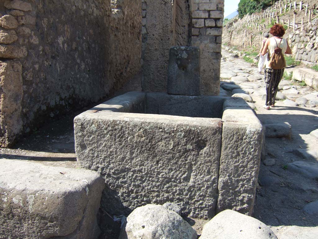 Fountain between VI.16.3 and VI.16.4. September 2005. Looking north.