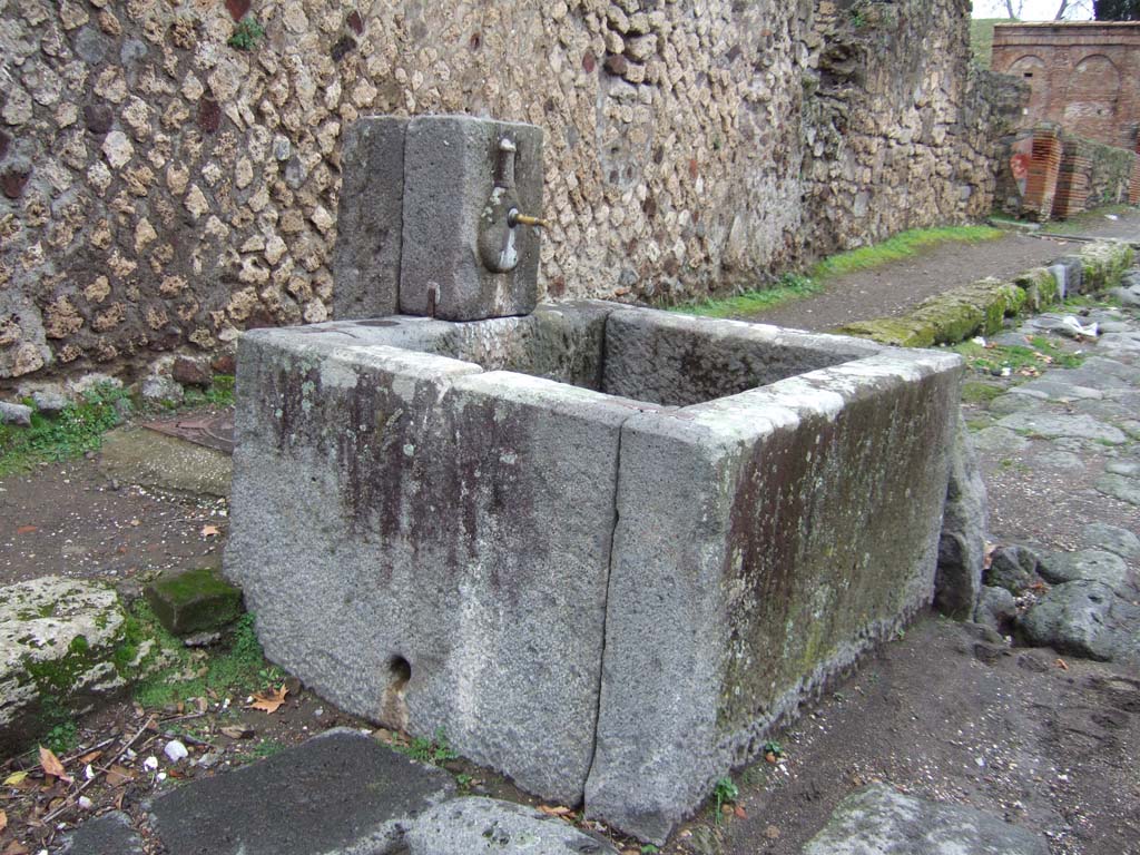 Fountain at VI.16.19. December 2005. Looking north-west.