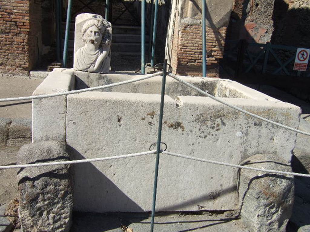 Fountain outside VII.9.67 and VII.9.68. December 2005. Looking north.