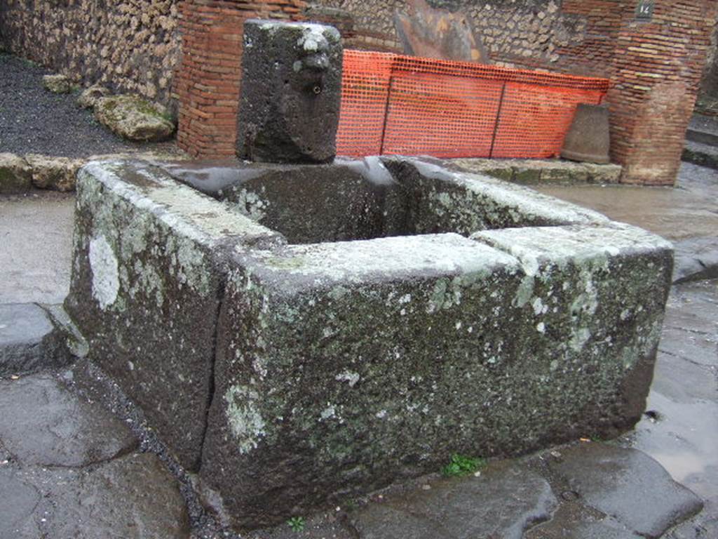 Fountain outside VII.14.13 and VII.14.14 on Via dellAbbondanza. December 2005. Looking north-east.