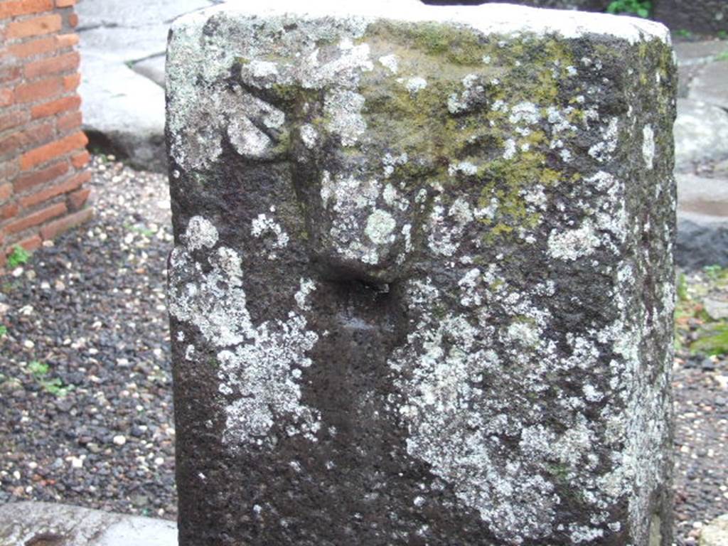 Fountain at VIII.2.29. December 2005. Relief of head of bull or ox. Looking west.