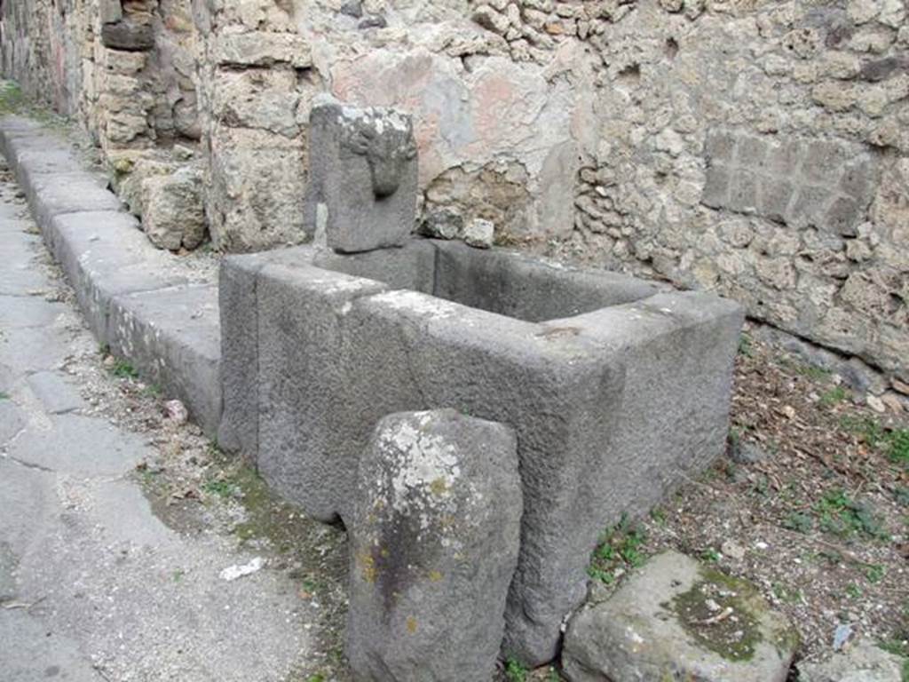 Pompeii. Fountain on Vicolo di Tesmo outside IX.7.17. December 2007.
