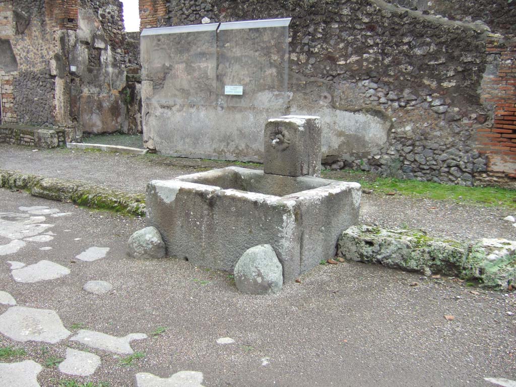 Fountain at IX.8.1. December 2005. Looking south-east on Via di Nola.