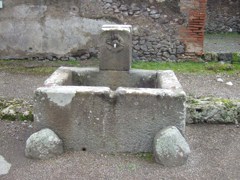 Fountain at IX.8.1. December 2005. Looking south.