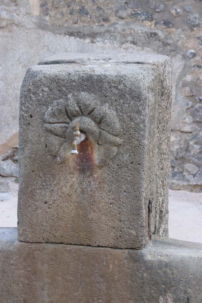 Fountain outside IX.8.1 on the Via di Nola, September 2017. Relief of flower rosette, on pilaster.
Photo courtesy of Klaus Heese.
