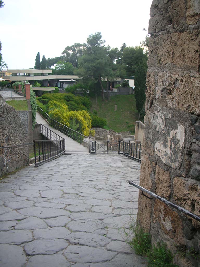 Porta Marina, Pompeii. May 2011. 
Looking from west end of north wall of wider tunnel. Photo courtesy of Ivo van der Graaff.
