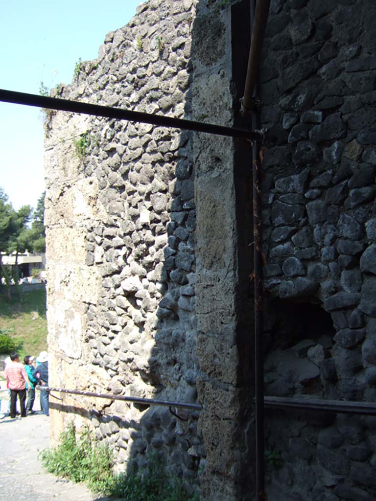 Pompeii Porta Marina. May 2006. North wall of tunnel for larger goods and animals, at west end. 