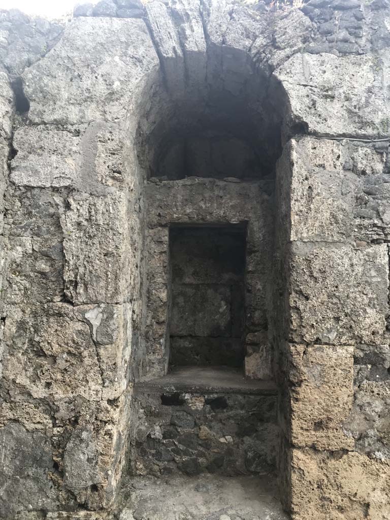 Pompeii Porta Marina. April 2019. South side of gate.
Niche on right hand side (south) where part of a terracotta statue of Minerva was found.
Photo courtesy of Rick Bauer.
