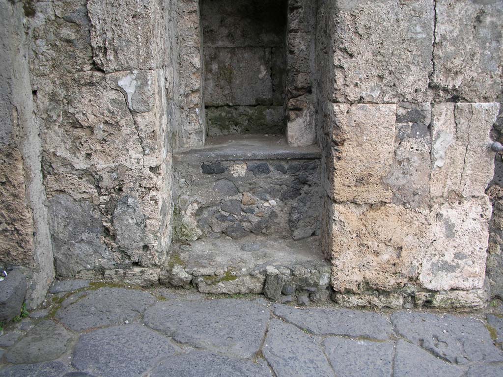 Porta Marina, Pompeii. May 2011. Detail of lower niche. Photo courtesy of Ivo van der Graaff.