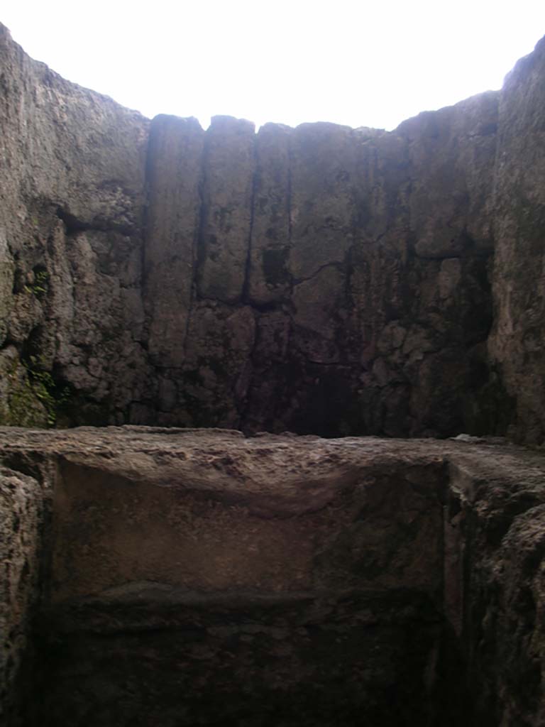 Porta Marina, Pompeii. May 2011. Front of ceiling and upper niche. Photo courtesy of Ivo van der Graaff.