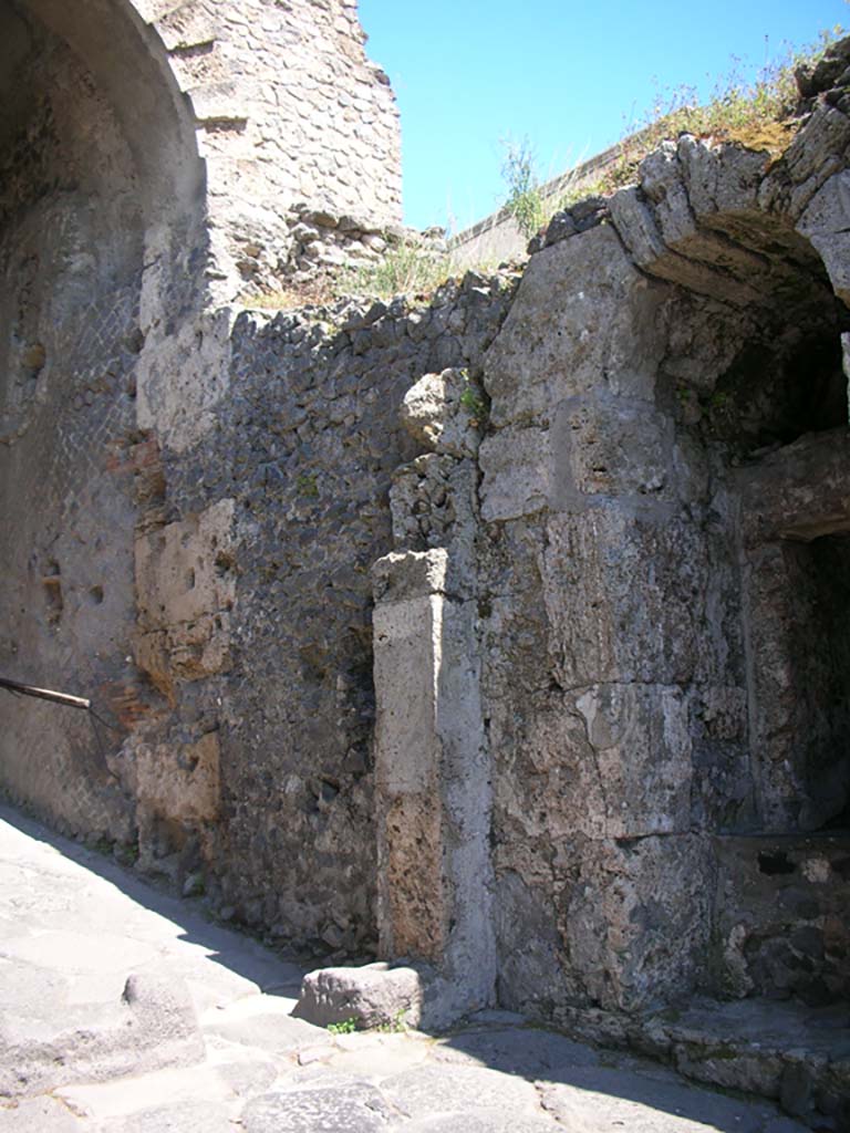 Porta Marina, Pompeii. May 2011. 
South wall on west side of arched niche. Photo courtesy of Ivo van der Graaff.
