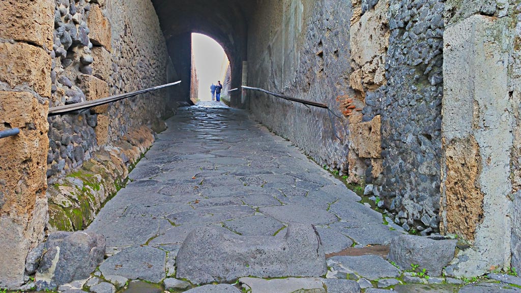 Porta Marina, Pompeii. 2017/2018/2019. Looking east through Gate. Photo courtesy of Giuseppe Ciaramella.