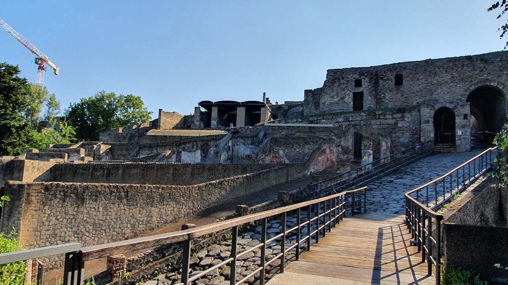 Pompeii Porta Marina. July 2021. Looking east towards Porta Marina, on right.
Foto Annette Haug, ERC Grant 681269 DÉCOR.

