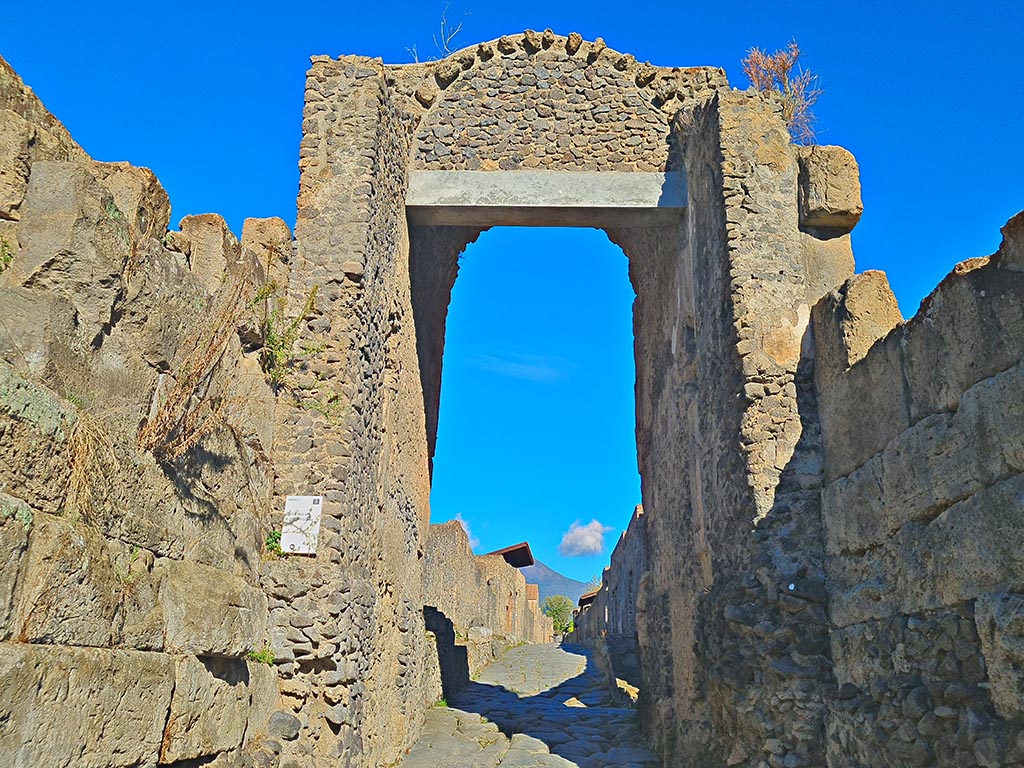 Pompeii Porta di Nocera. October 2024. Looking north through Gate into Via di Nocera. Photo courtesy of Giuseppe Ciaramella.