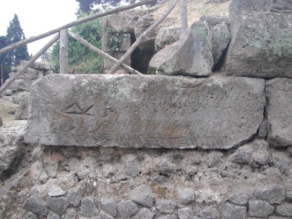 Porta di Nocera or Nuceria Gate, Pompeii. May 2011. Detail of mason’s marks on west side of gate. Photo courtesy of Ivo van der Graaff.