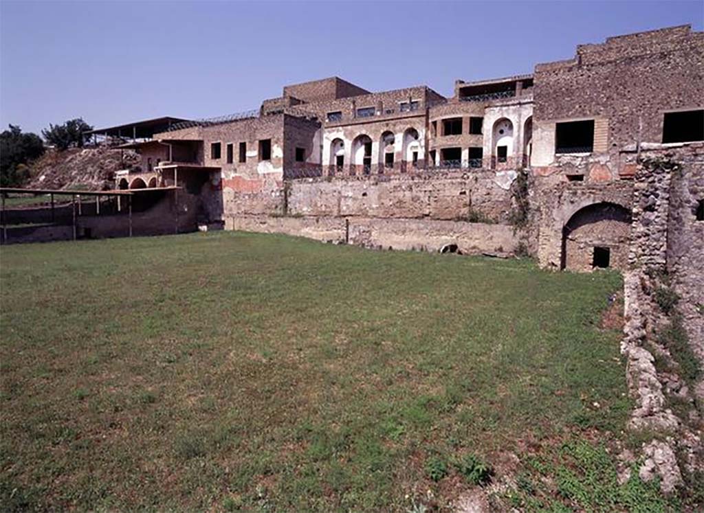 Porta Occidentalis and the Sanctuary outside the walls. 2014. The site of the Western Gate is in the shadows to the left.
Coordinated by archaeologist Mario Grimaldi and Umberto Pappalardo, director of the "International Centre for Pompeian Studies Amedeo Maiuri" of Suor Orsola, researchers at The University Of Suor Orsola Benincasa discovered the existence of an extra-urban sanctuary located near the existing vicus publicus, outside the area of the pomerium, and connected to the western section of the walls of the city and the presence of a Porta Occidentalis (posterula) of access to the city, on an axis with via di Nola and Porta di Nola inside a contemporarily chronological arch ascribable to between III and II century BC.

La Porta Occidentalis e il Santuario fuori le mura. 2014. Il sito della Porta Occidentalis  nell'ombra a sinistra.

Coordinati dallarcheologo Mario Grimaldi e da Umberto Pappalardo, direttore del Centro Internazionale per gli Studi Pompeiani Amedeo Maiuri del Suor Orsola, i ricercatori dellUniversit Suor Orsola Benincasa hanno scoperto lesistenza di un santuario extraurbano ubicabile in prossimit del vicus pubblicus esistente, fuori dallarea del pomerium, e collegato al tratto occidentale delle mura urbiche della citt e la presenza di una Porta Occidentalis (posterula) di accesso alla citt, in asse con via di Nola e Porta di Nola allinterno di un arco cronologico coevo ascrivibile tra III e II secolo a.C.

https://www.identitainsorgenti.com/verso-il-4-maggio-due-nuove-scoperte-nel-sito-la-porta-occidentalis-e-il-santuario-fuori-le-mura/
