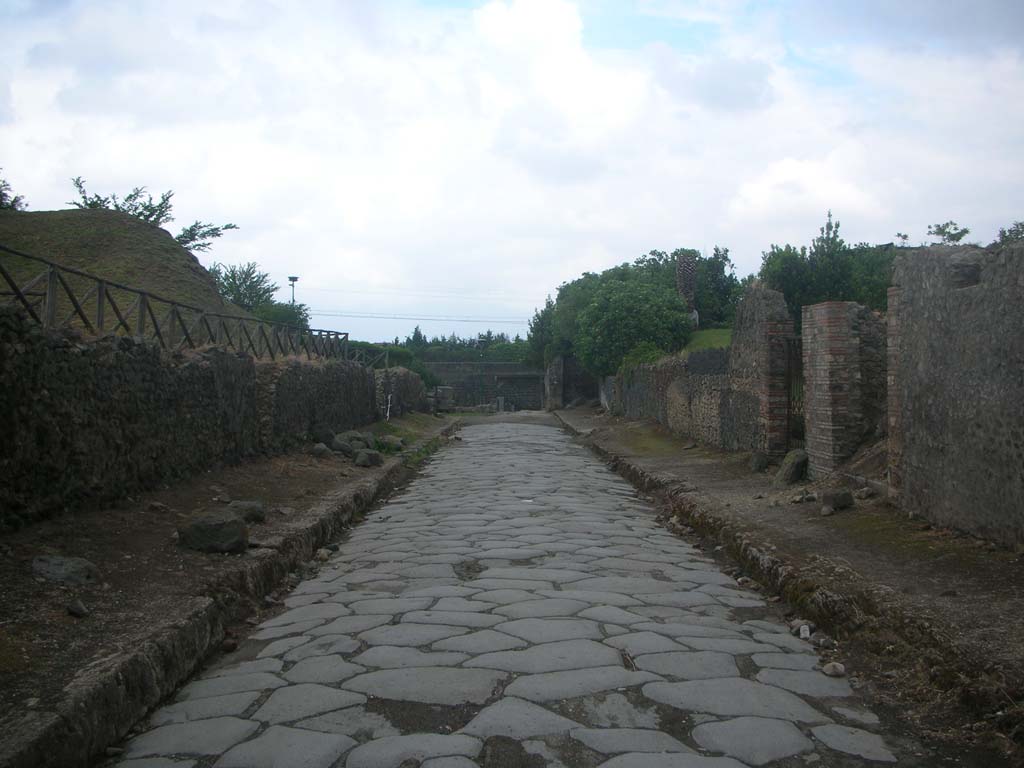 Porta di Sarno or Sarnus Gate. May 2010. 
Looking east towards remains of gate (in centre) from Via dell’Abbondanza. Photo courtesy of Ivo van der Graaff.
