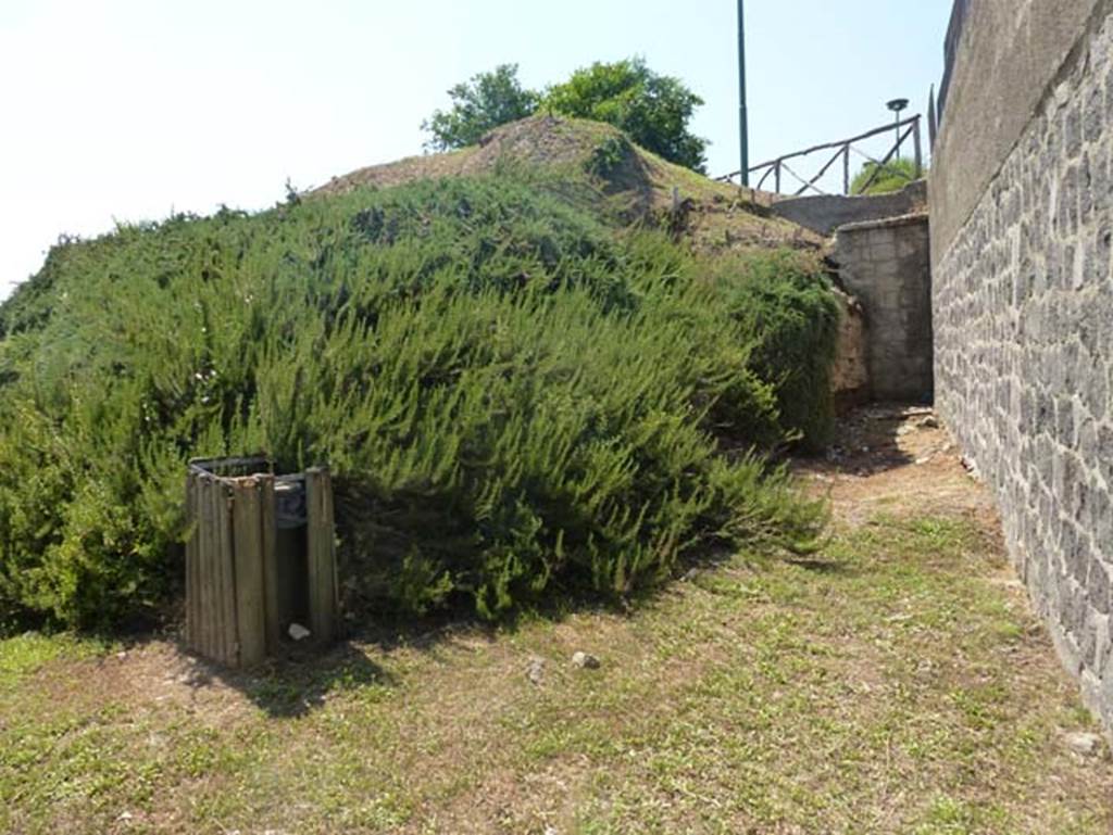 Porta di Sarno or Sarnus Gate. June 2012. Remains of city walls on north side of gate, centre, and modern bridge, on right. Photo courtesy of Michael Binns.

