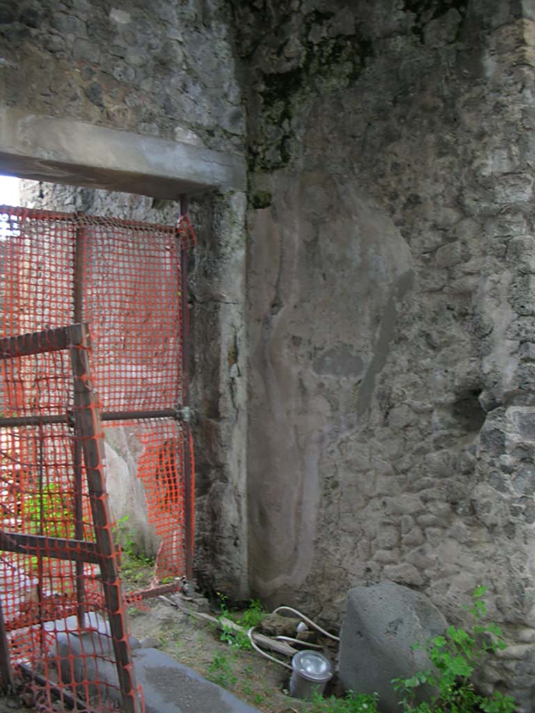 Porta Stabia, Pompeii. May 2010.
Looking north-east to east wall under vault at north end of gate. Photo courtesy of Ivo van der Graaff.