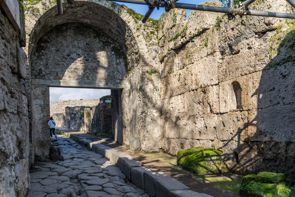 Porta Stabia, Pompeii. January 2023.
Looking north along east side through gate towards Via Stabiana. Photo courtesy of Johannes Eber.