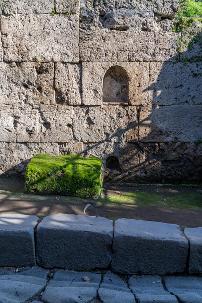 Porta Stabia, Pompeii. January 2023.
Looking towards two niches set into east wall. Photo courtesy of Johannes Eber.