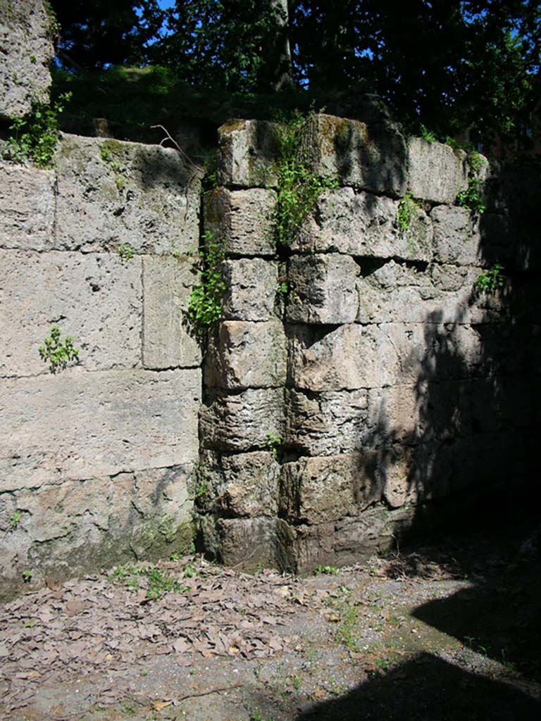 Porta Stabia, Pompeii. May 2010. East wall at south end. Photo courtesy of Ivo van der Graaff.