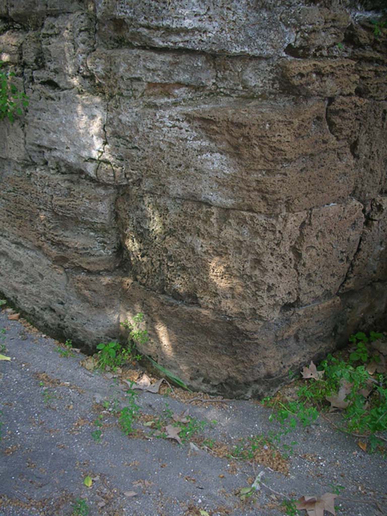Porta Stabia, Pompeii. May 2010.
Detail of east wall of gate on south-east side. Photo courtesy of Ivo van der Graaff.
