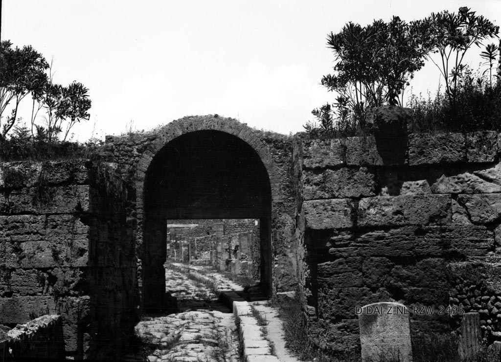 Porta Stabia. Gate looking north showing the cippus and the lion spout on south side.
D-DAI-Z-NL-RZW-2495. Photo © Deutsches Archäologisches Institut, Abteilung Rom, Arkiv.
Photo courtesy of Ivo van der Graaff.