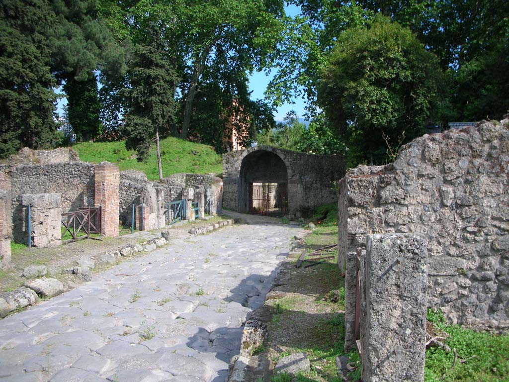 Via Stabiana, Pompeii. May 2010. Looking south towards Porta Stabia. Photo courtesy of Ivo van der Graaff.