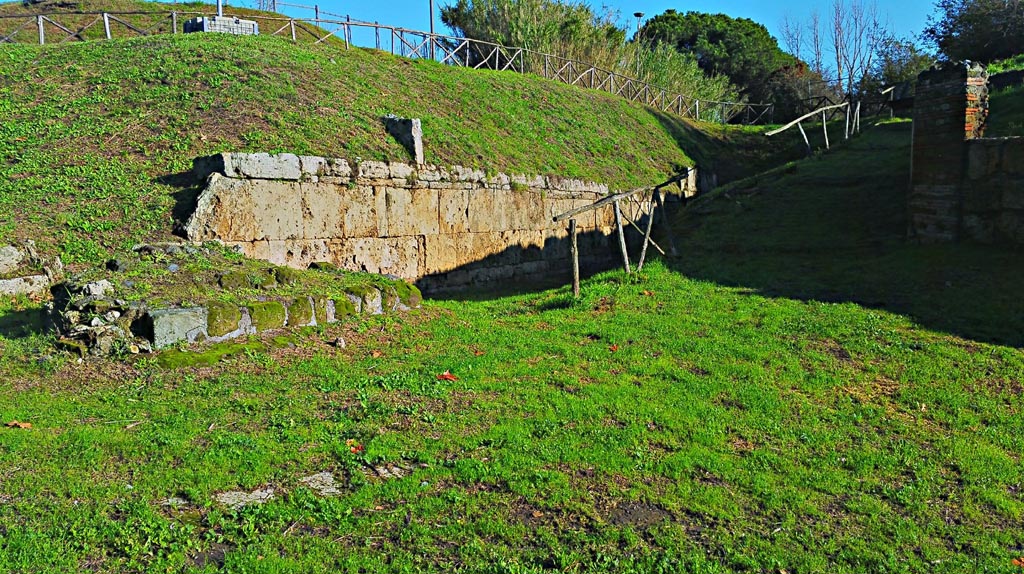 Vesuvian Gate Pompeii. December 2019.
South-east corner of gate and wall on east side., looking east. Photo courtesy of Giuseppe Ciaramella.