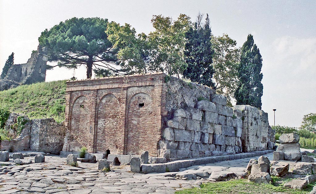 Pompeii Porta del Vesuvio and Castellum Aquae. October 2001. Looking north from Via del Vesuvio. Photo courtesy of Peter Woods.