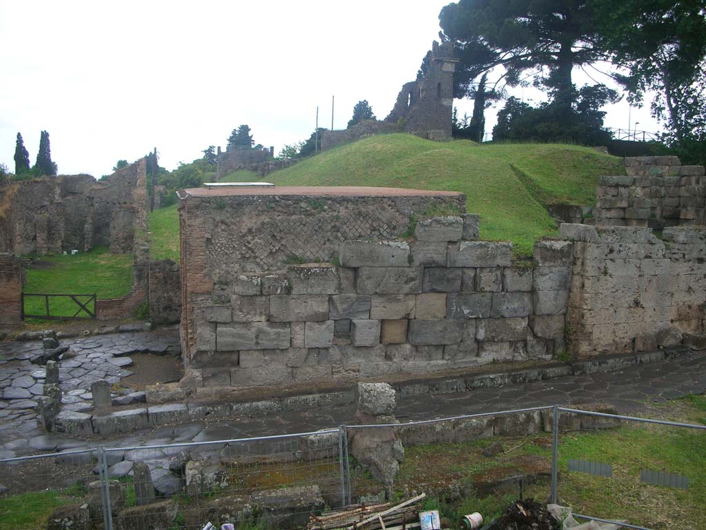 Vesuvian Gate Pompeii. May 2010. Detail of south end of west side of Vesuvian Gate. Photo courtesy of Ivo van der Graaff.