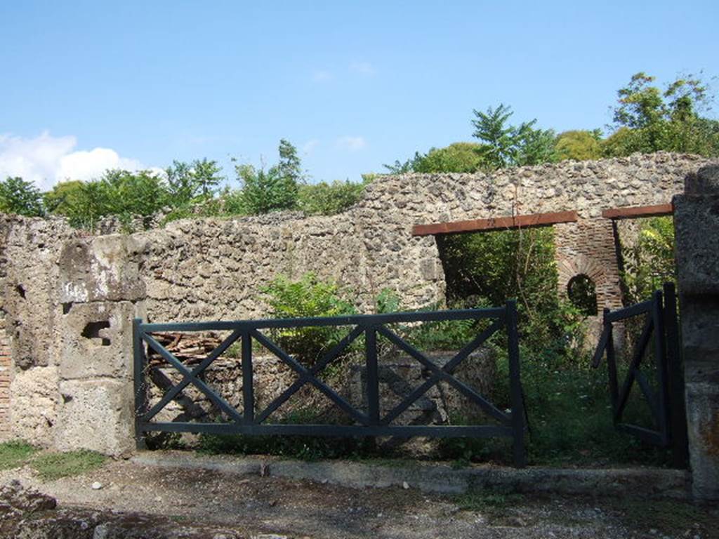 I.1.2 Pompeii. September 2005.  Looking north-east from Via Stabia, towards entrance.
On the left can be seen the remains of the podium or sales counter, that used to contain 3 clay urns.



