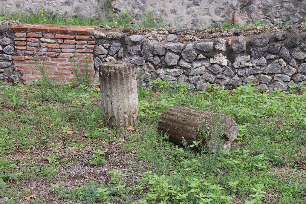 I.1.3 Pompeii, October 2024. Yard “c”, detail of columns. Photo courtesy of Klaus Heese.
