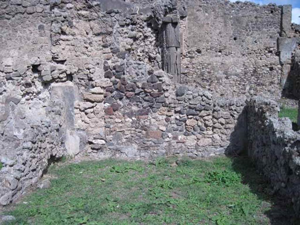 1.2.3 Pompeii. September 2010. East (rear) wall of tablinum, with blocked aperture. Photo courtesy of Drew Baker.
