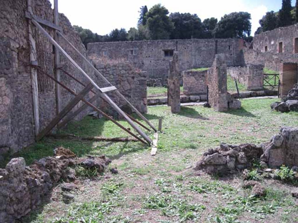 1.2.3 Pompeii. September 2010. Looking west from tablinum into atrium, and towards Via Stabiana. Photo courtesy of Drew Baker.

