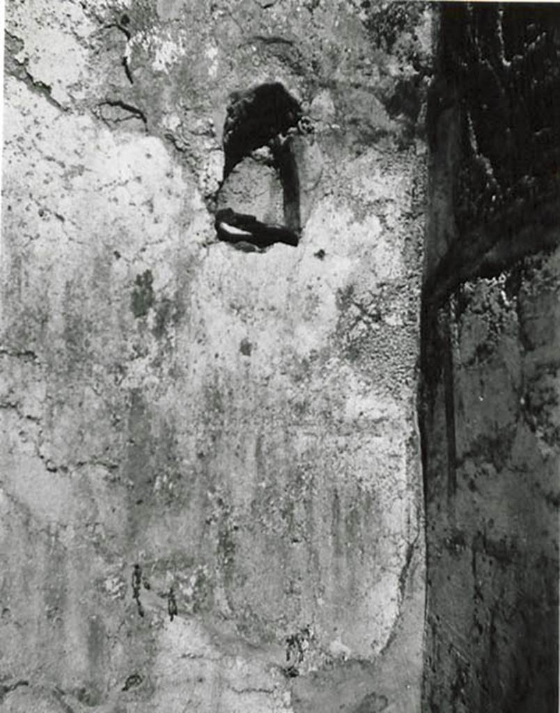 I.2.3 Pompeii. 1935 photo taken by Tatiana Warscher. Warscher described this photo as –
I.2.3, in cubicolo (b) vi è un piccolo incavo rivestito interamente di marmo destinato a contenere una lucerna. She also quoted Bull. Inst. 1874, p.203 as saying: “Di sopra ed interrompendo il quadro stesso v’è una piccola nicchia rivestita di marmo, per mettervi un lume”.
See Warscher T., 1935. Codex Topographicus Pompeianus: Regio I.2. (no.7), Rome: DAIR, whose copyright it remains.   
(translation: “I.2.3, in cubiculum (b) there was a small recess entirely clad in marble and intended to contain a lantern”. She also quoted Bull. Inst. 1874, p. 203 as saying: 
"above and interupting the same painting there was a small marble-clad niche, marble-clad for putting a light”.
