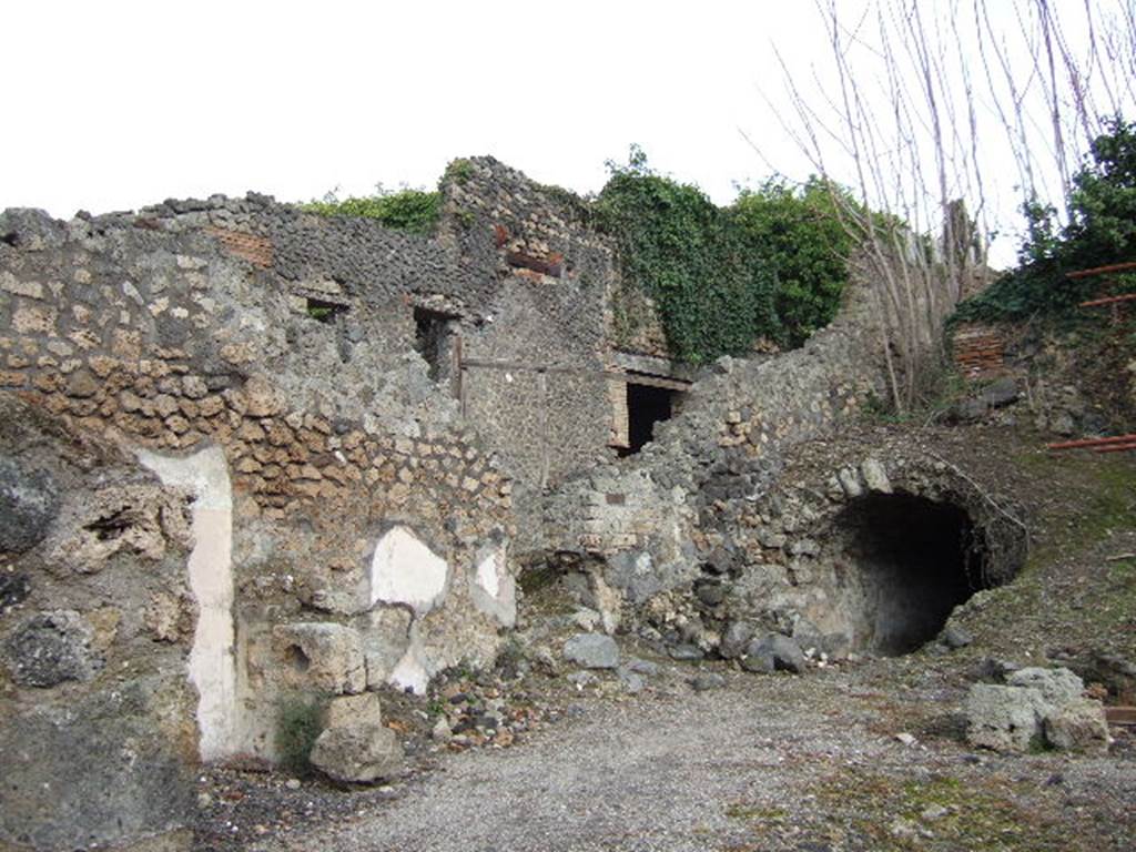 I.2.15 Pompeii. December 2005. Vaulted rainwater cistern, under the west side of the house. According to Garcia y Garcia, the puteal in the atrium on the west side of the entrance doorway, was connected to this cistern.
See Garcia y Garcia, L., 2006. Danni di guerra a Pompei. Rome: LErma di Bretschneider.  (p.37)
