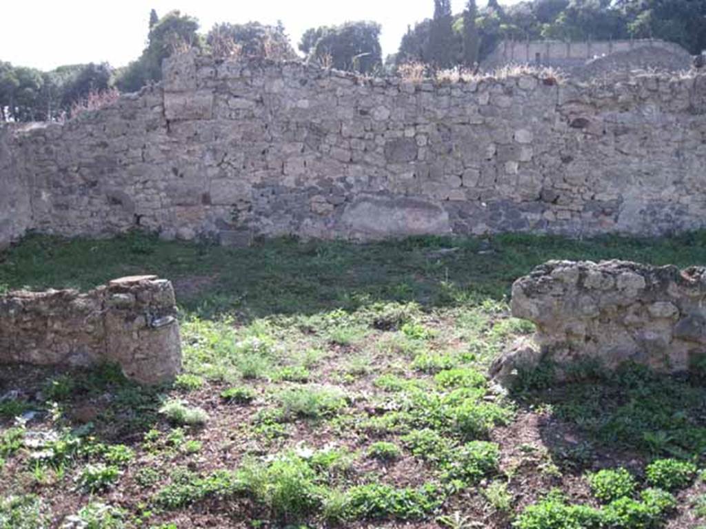 1.2.16 Pompeii. September 2010. Room 6, garden area. Looking west across garden area from southern end of east portico near room 5. Photo courtesy of Drew Baker.
