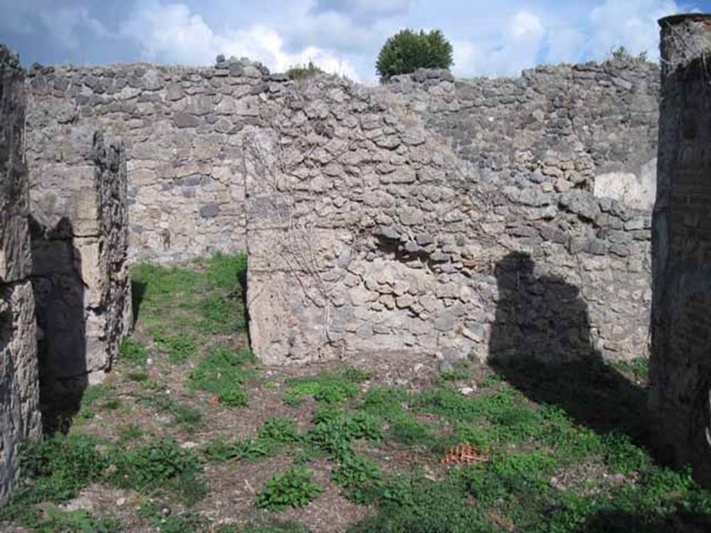 1.2.16 Pompeii. September 2010. Room 1, north-east corner of portico, looking east towards doorway to room 2. Photo courtesy of Drew Baker.

