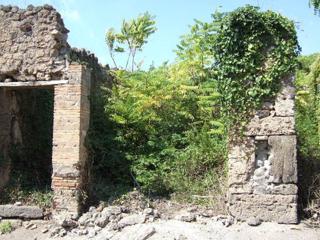I.2.25 Pompeii. September 2005. Entrance doorway, in centre of photo. 