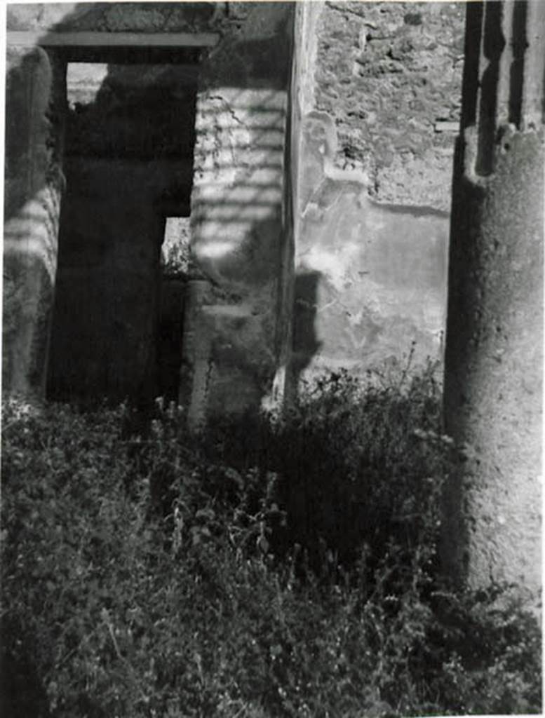 I.2.28 Pompeii. 1935 photo taken by Tatiana Warscher. Warscher wrote 
I.2.28 La parte inferiore della colonna dellimpluvio riempita dello stucco secondo la modo dellepoca tardiva e la porta della stanza c.
Looking towards north-west corner of atrium, with doorway to cubiculum.
See Warscher T., 1935. Codex Topographicus Pompeianus: Regio I.2. (no. 53), Rome: DAIR, whose copyright it remains.
