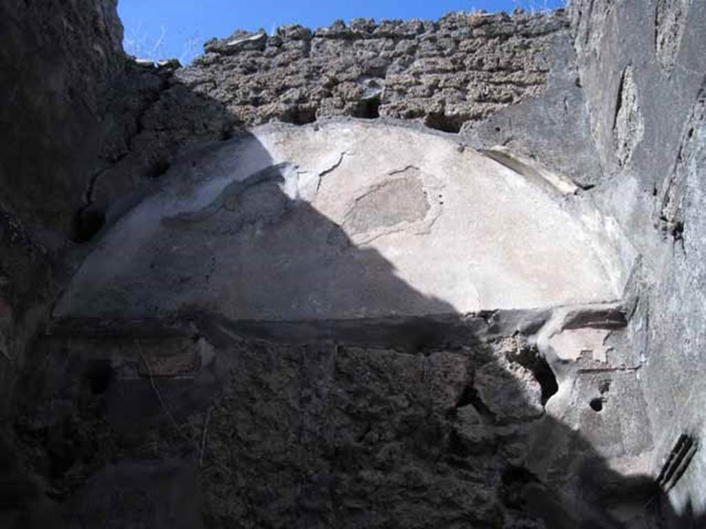 I.2.28 Pompeii. September 2010. Upper north wall of cubiculum, with remaining plasterwork, fresco and curved roof. Photo courtesy of Drew Baker.
